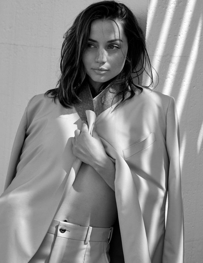 Ana de Armas neu bw - Copy