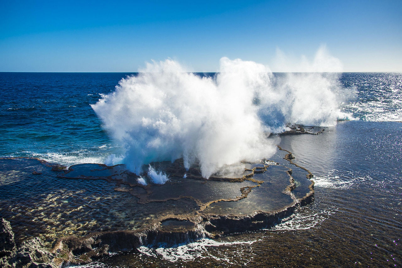 nukualofa-tonga-powerful-waves-crashing