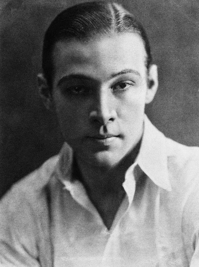 640px-Rudolph Valentino