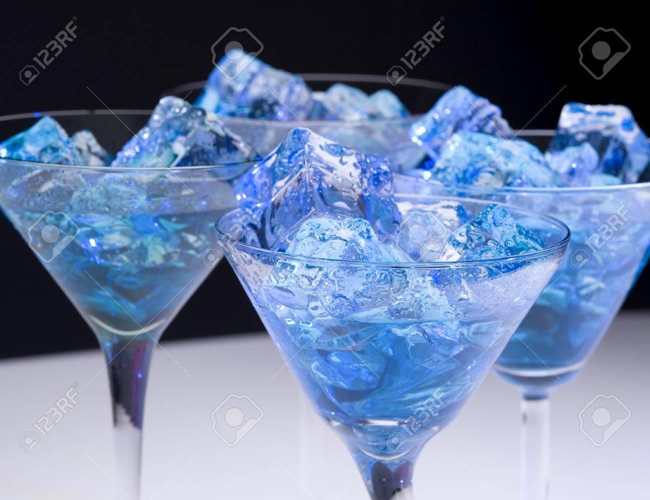 12229408-blau-cocktail-und-eis-kalte-alk