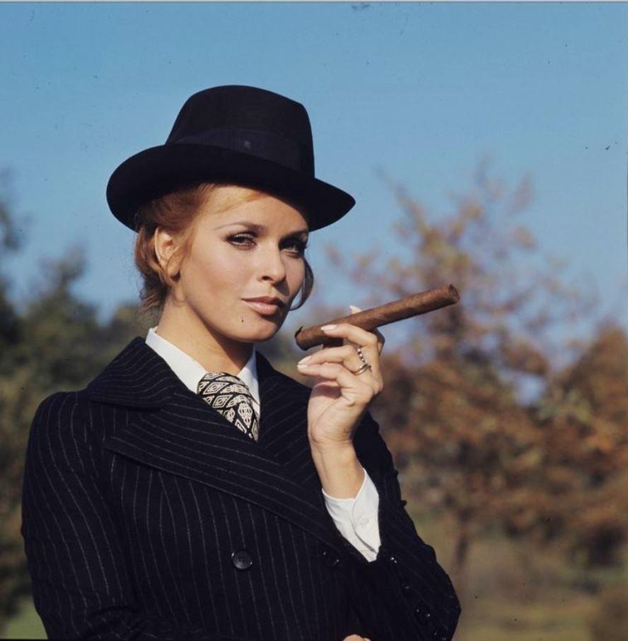 Rot Senta Berger Zigarre
