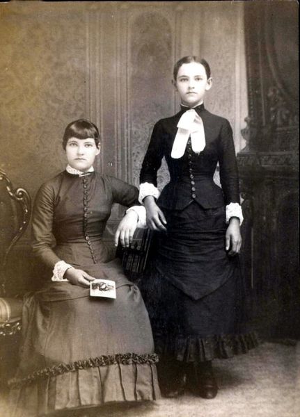 zwei junge Frauen