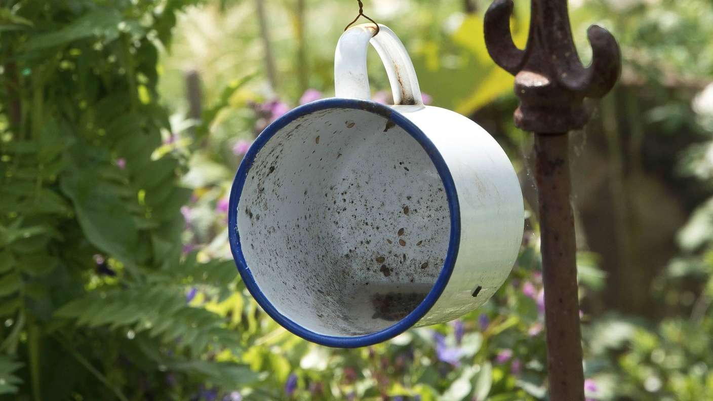 39918868-haengende-tasse-an-einer-rostig