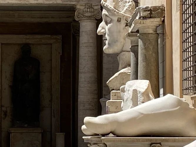 i frammenti della statua di Costantino -