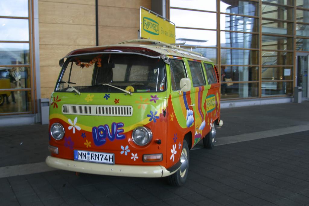 Vor-40-Jahren-Hippie-Autos-sind-Verkehrs