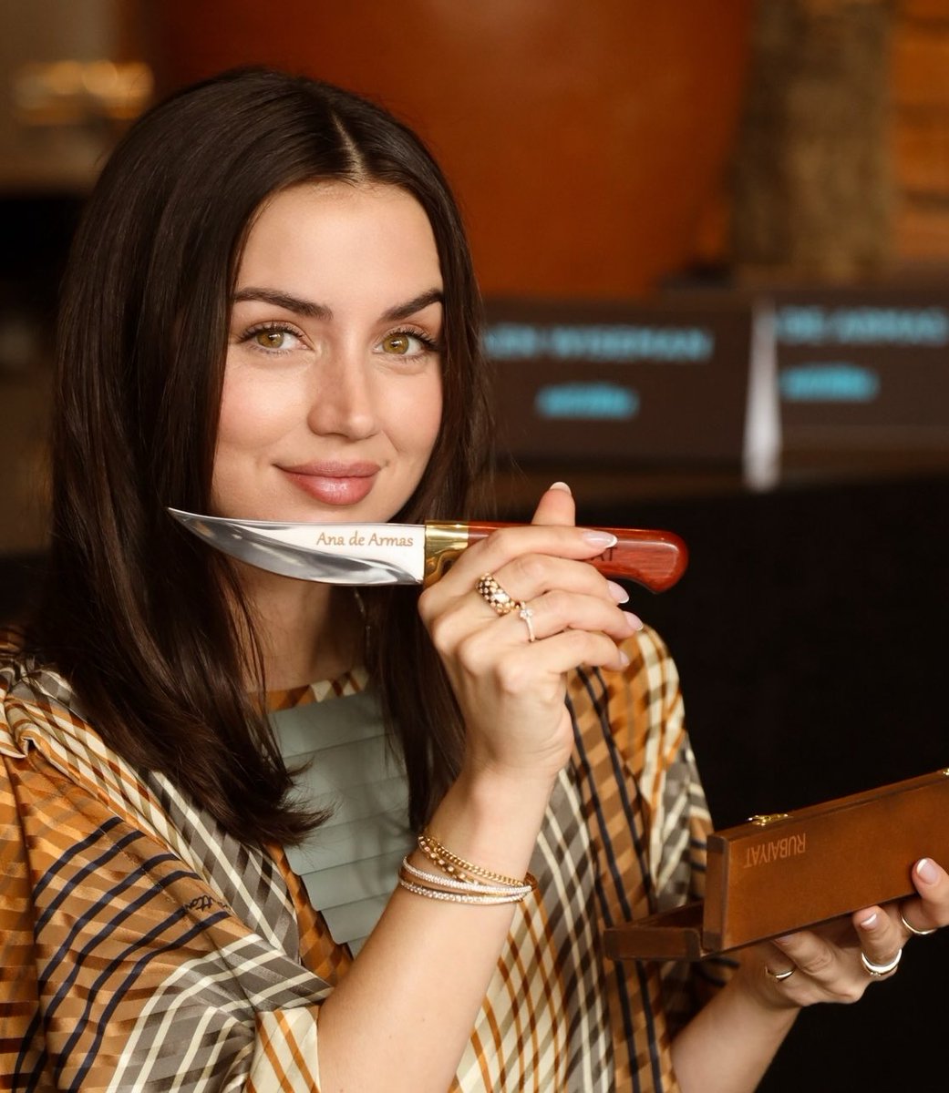 ana prende un coltello - Copy