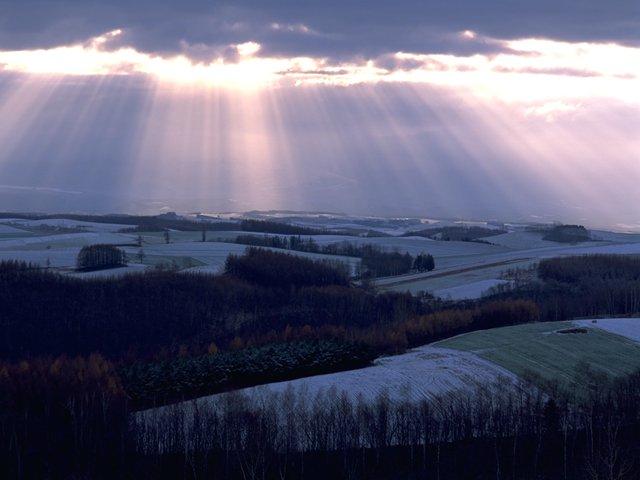 Sonnenstrahlen durch Wolken