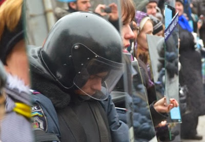 Ukraine police in mirror thumb 25255B2 2