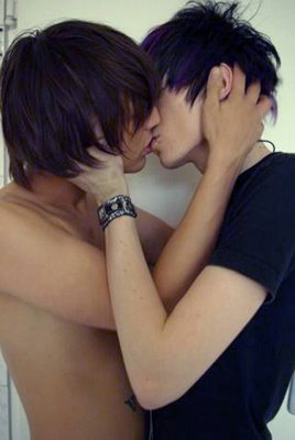 emo-kissing-47