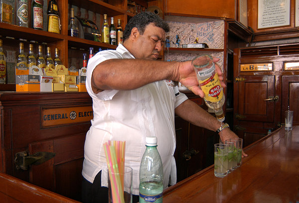 Barkeeper-in-der-Bodeguita-del-Medio-Hav