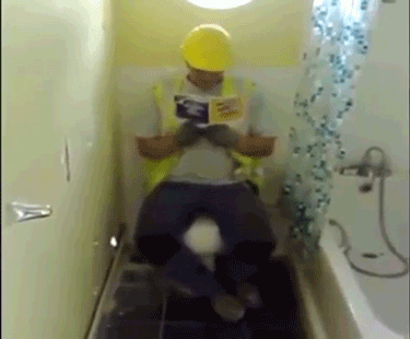 Bauarbeiter-sitzt-auf-Toilette-Klo-liest