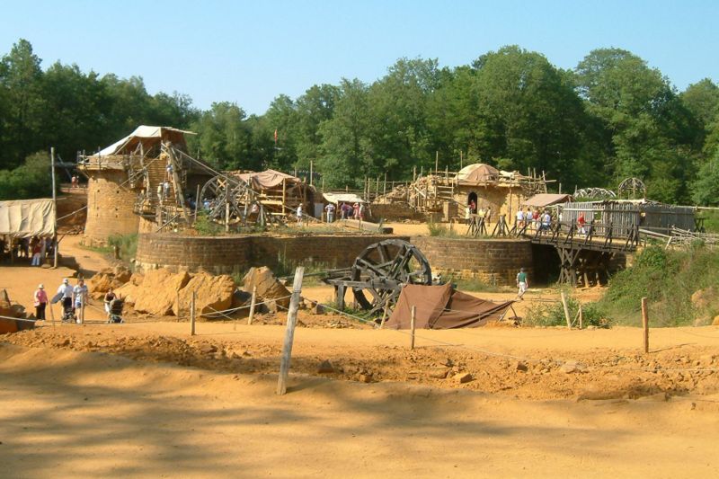 800px castle guedelon 2005