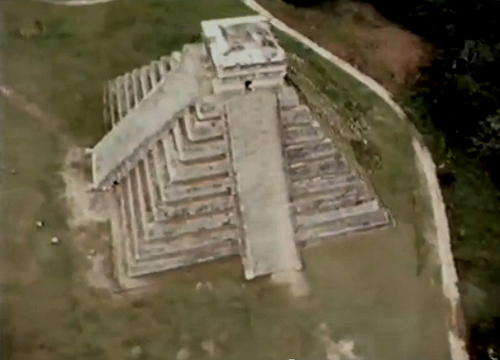 Pyramid chichen itza kukulkan