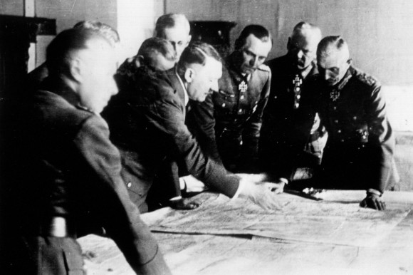 Hitler-bei-Lagebesprechung-Ostfront-1942