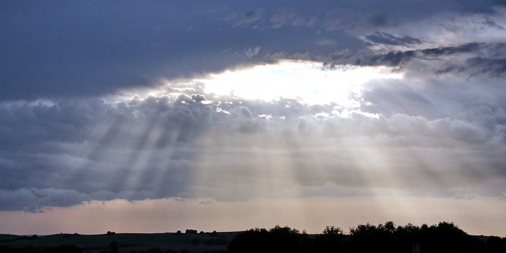 Sonnenstrahlen-Himmel 995