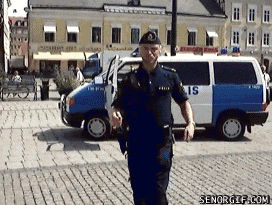 eb39c3 wikinger Polizist Tanzt lustig