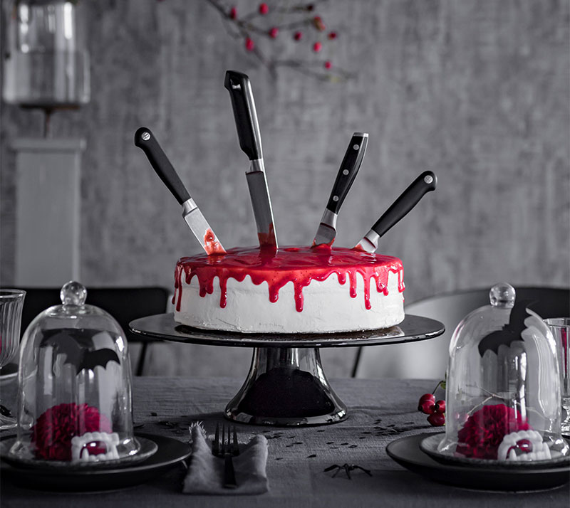 halloween-kuchen-mit-messern-und-roter-s