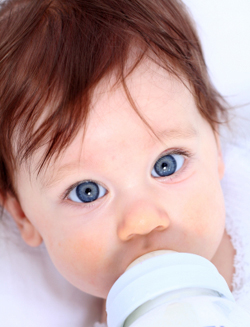 baby mit flasche1