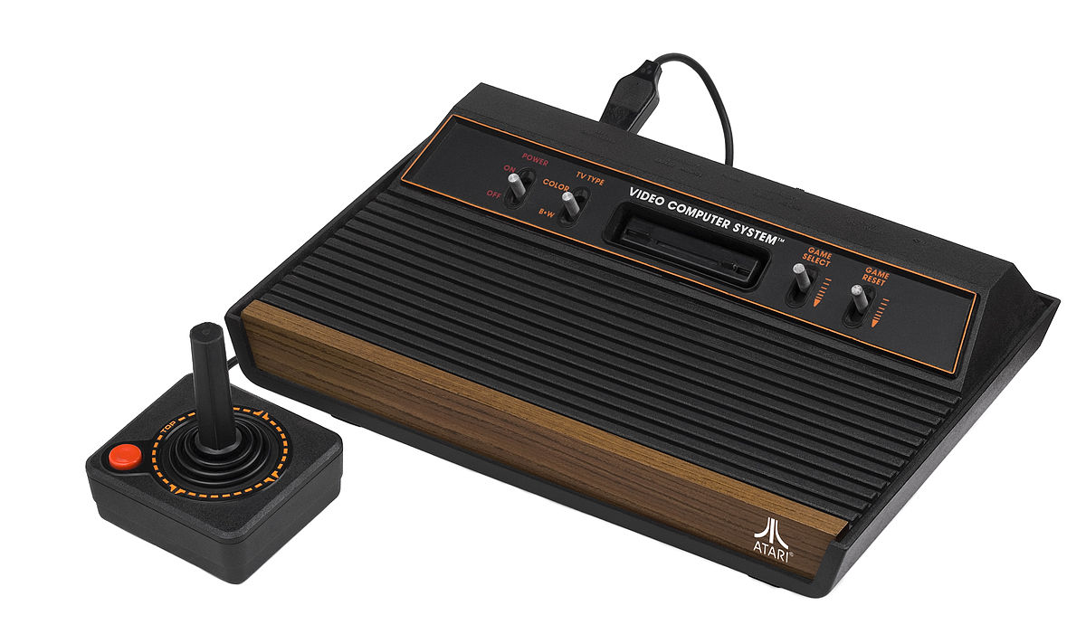 1200px-Atari-2600-Wood-4Sw-Set