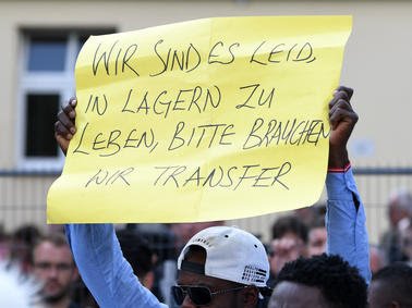 1350417724-ein-fluechtling-protestiert-a