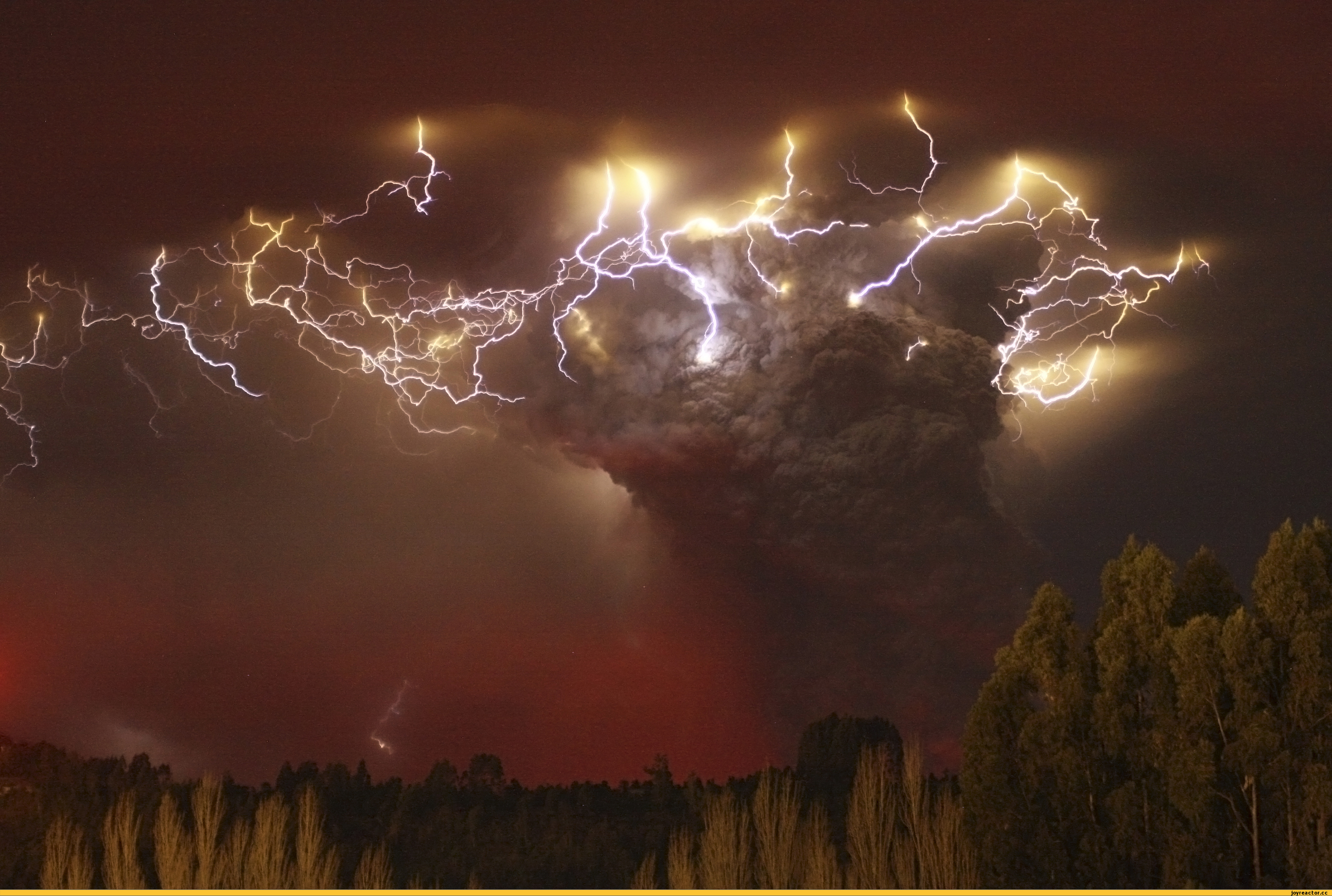 Торнадо электрический. Извержение вулкана Пуйеуэ 2011. Извержение вулкана Пуйеуэ в Чили 2011. Вулкан Пуйеуэ. Вулкан Пуйеуэ (5 июня 2011).