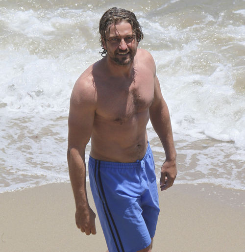 gerard-butler-sexy-am-strand-r2