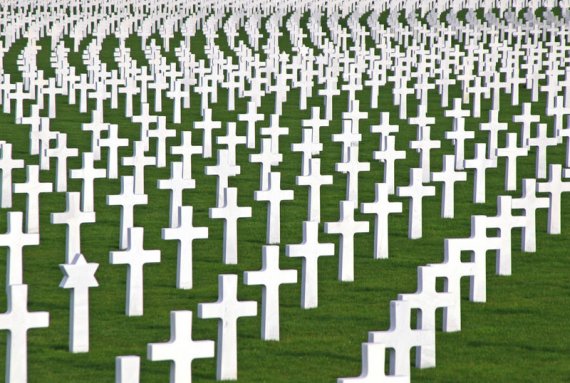 Kreuze-auf-einem-Soldatenfriedhof