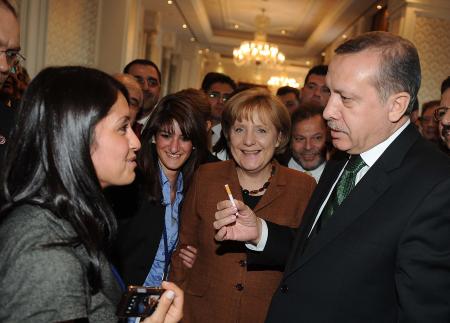 erdogan-merkel-i-boyle-sasirtti-575539