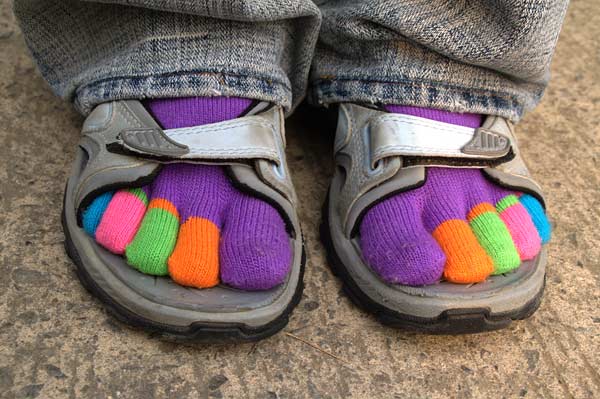 bunte-wollsocken-in-sandalen-sind-bei-ma