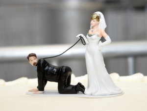 witziger-cake-topper-hochzeitstorte-300x