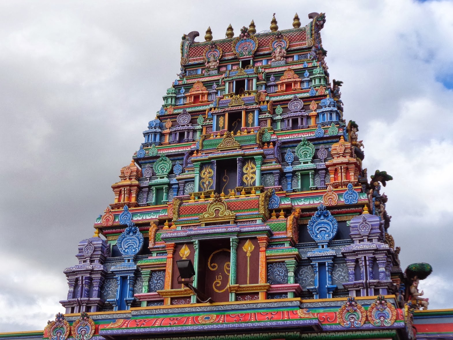 Церковь в шри ланке. Индуистский храм Шри Ланка. Индуистские храмы в Коломбо. Индийский храм в Коломбо Шри Ланка. Индуистский храм Коломбо Шри Ланка внутри.