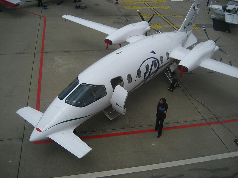 800px-Piaggio P180