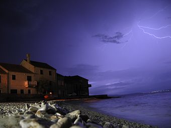 81266-stock-photo-meer-nachthimmel-blitz