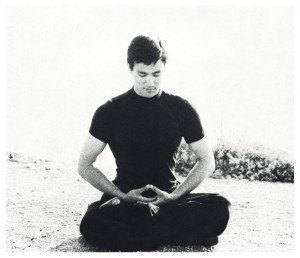 Bruce-Lee-Meditating-300x258