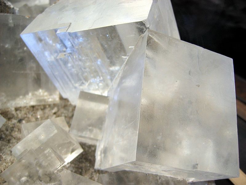 800px-Rock salt crystal