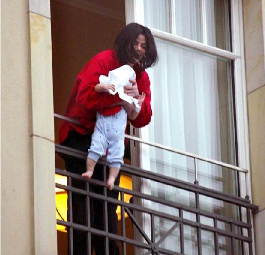 michael jackson blanket jackson balcony