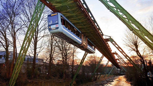 wuppertaler-schwebebahn-im-betrieb-das-b