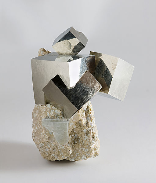 511px-Pyrite from AmpliaciC3B3n a Victor