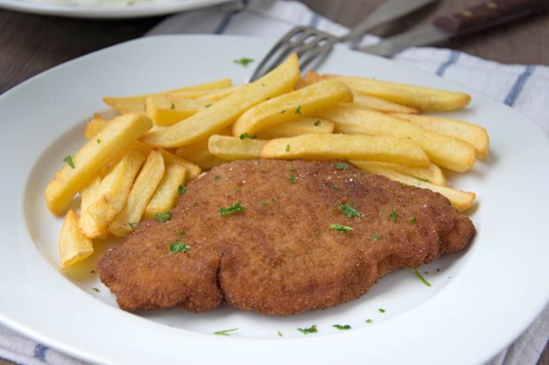 huhnerschnitzel-mit-pommes