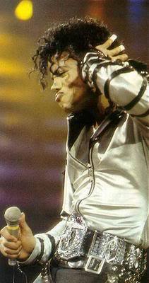 MICHAEL-JACKSON-the-king-of-pop-16626534