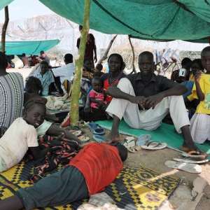 Suedsudanesen-in-einem-Zelt-Symbolbild-