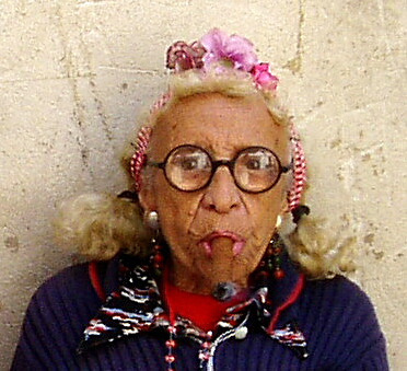Bilder-Thread old woman smoking 26914861