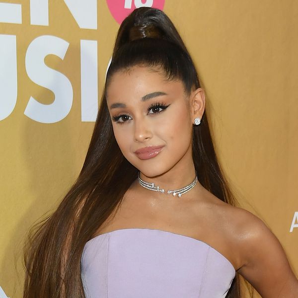 ariana-grande-posiert-in-einem-violetten