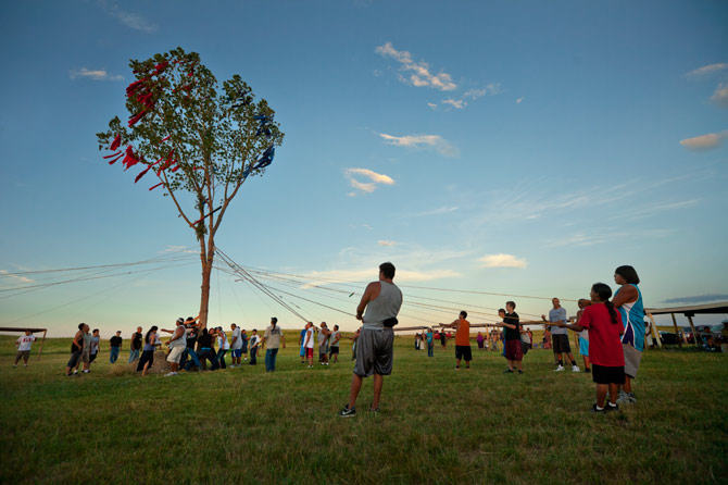 Bilder-Thread 21-sun-dance-sacred-tree-raised-670