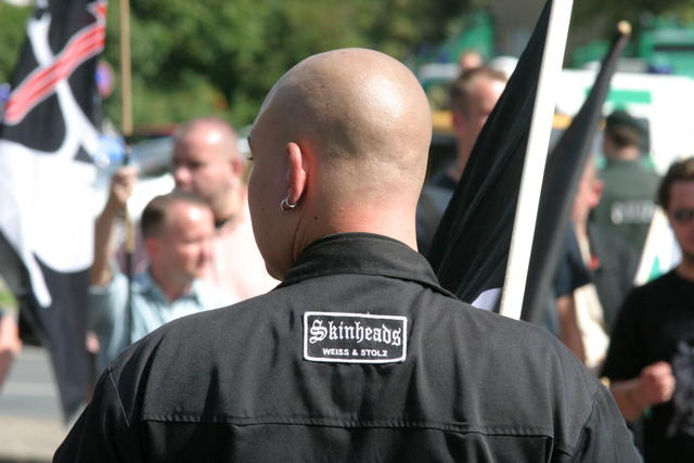 Neonazi-skinheads-weiss-und-stolz