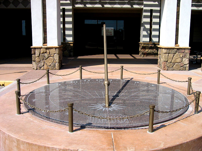 800px-Surprise Crossing Granite Sundial 