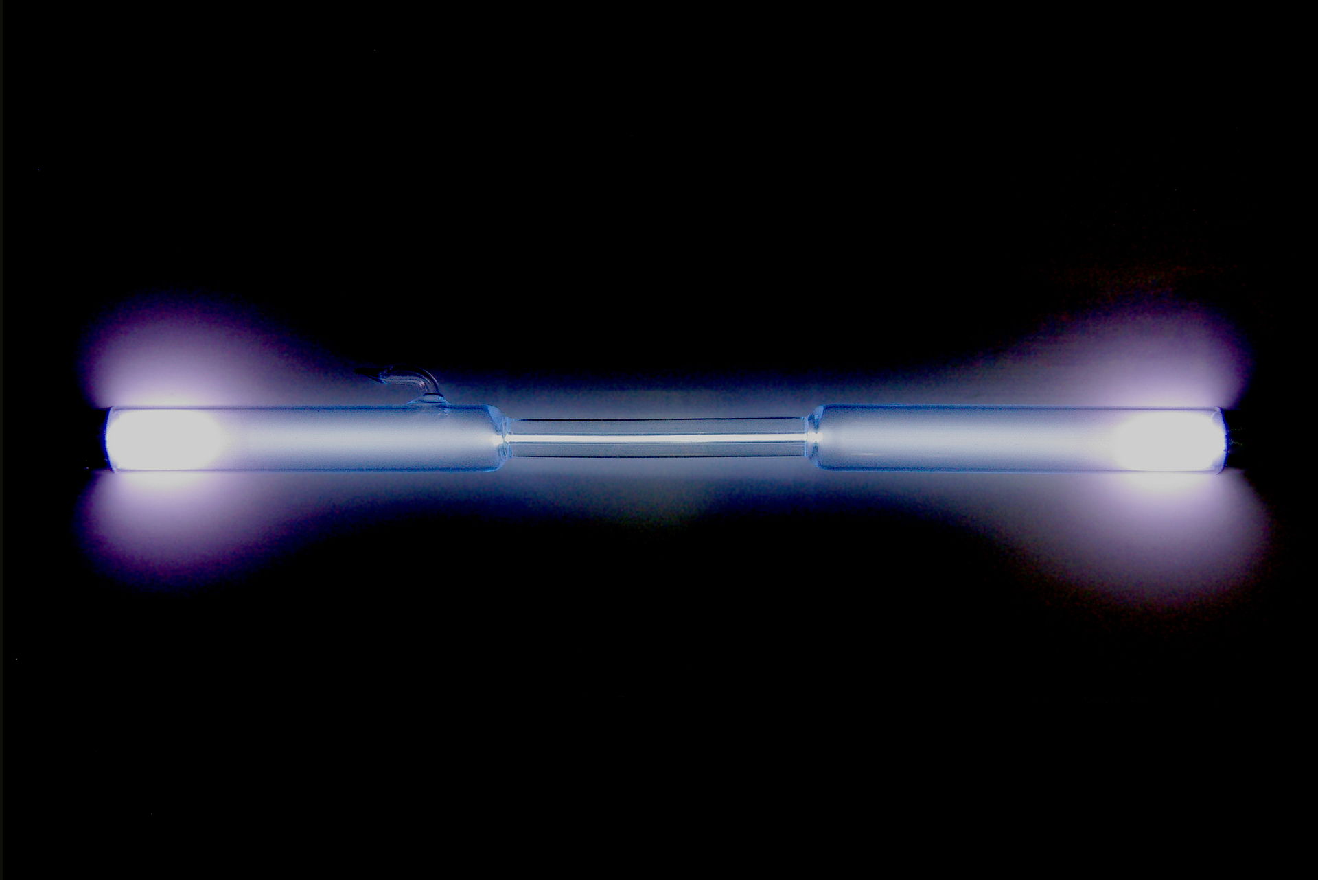 1920px-Xenon discharge tube