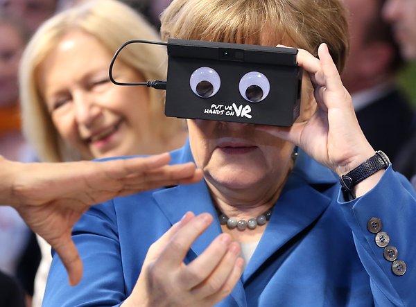 merkel-mit-vr-brille