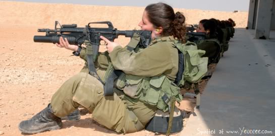 IsraeliArmyGirlsduringashootingtrai