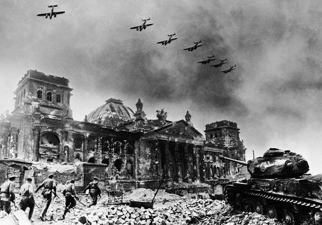 Yevgeny Khaldei - Reichstag After Fall o